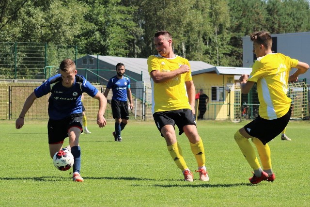 W meczu na szczycie czwartej ligi Czarni Połaniec pokonali GKS Nowiny 1:0. Czarni Połaniec - GKS Nowiny 1:0 (1:0)Bramka: Maciej Witek 28.Czarni: Saracen – Misztal, Wątróbski, Witek, Bażant – Ferenc (60 Smoleń), Meszek, Krępa, Mucha (65 Kamiński) – Hul (90 Wiszniewski), Gębalski (85 Bawor).Nowiny: Gugulski – Boszczyk, Bujak (76 Hińcza), Cichoń, W. Niebudek – M. Gadomski, Szmalec, K. Blicharski (50 Dorowski) – Tomczyk (50 Papka), Szewczyk (70 Szymonek), Grzela.- W pierwszej połowie Nowiny wyszły wysokim pressingiem. Rywal postawił poprzeczkę wysoko, ale po strzeleniu gola przejęliśmy inicjatywę. W drugiej odsłonie były różne fazy, w końcówce dzięki ofiarności bramkarza i obrońców nie daliśmy sobie wydrzeć wygranej – podsumował Grzegorz Wcisło, szkoleniowiec Czarnych. – Nie zasłużyliśmy na przegraną. Szkoda zmarnowanych stuprocentowych sytuacji. Lider trafił po stałym fragmencie, spodziewałem się więcej po Czarnych, ale cóż, taka jest piłka – dodał Mariusz Ludwinek, trener GKS Nowiny. Na pewno Ludwinkowi humor poprawiła informacja o tym, że jego zespół zasili Dawid Szałas, skrzydłowy z Korony II Kielce. Na mecz do Połańca rowerem wybrał się kibic z Kielc, Łukasz Skalski, wielki fan czwartej ligi świętokrzyskiej i Przemysława Cichonia. Na pewno nie mógł narzekać na poziom szlagieru tej klasy rozgrywkowej.Kulisy meczu w obiektywie na kolejnych slajdach. Autorem zdjęć jest Tomasz Kaczmarczyk.(Jaromir Kruk, dor)