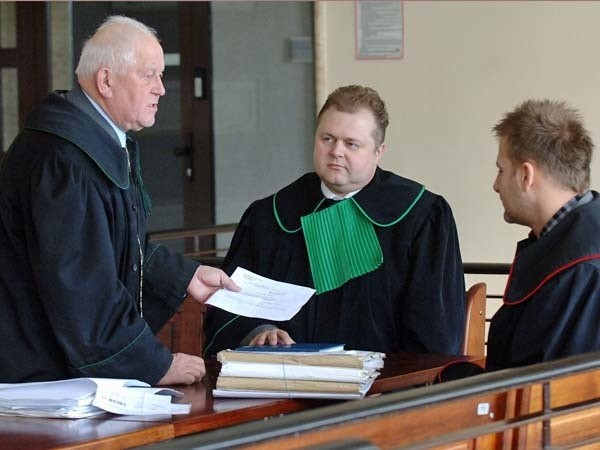 Adwokaci (od lewej): Leon Kasperski i Paweł Jóźwiak oraz prokurator Paweł Wnuk na chwilę przed pierwszym posiedzeniem w "kredowej" sprawie.