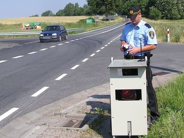 Kierowcy denerwują się, że trzebielińska straż stoi z fotoradarem przy wyjazdach z miejscowości.