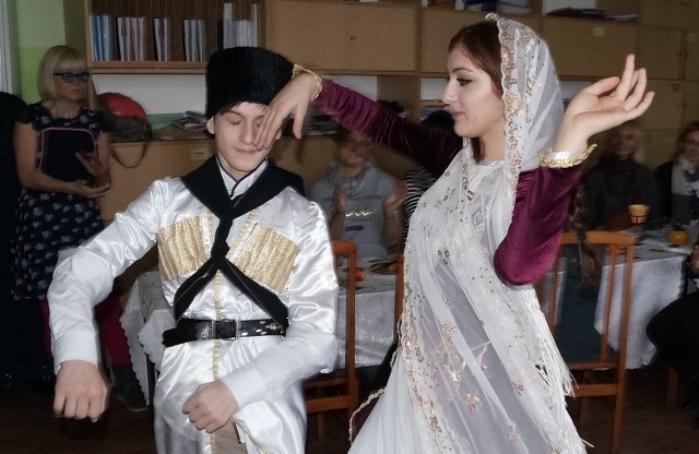Uczestnicy kruszwickich spotkań mają okazję obejrzeć taniec w wykonaniu czeczeńskich dzieci, które przybyły nad Gopło razem z Mariną Hulią.