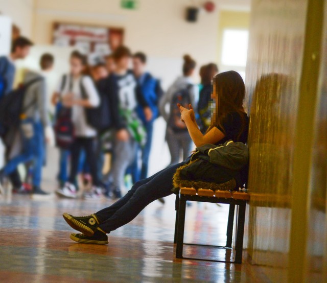 16-letnia uczennica została odizolowana od swoich rówieśników, którzy poniżali ją nie tylko w szkole, ale też w sieci