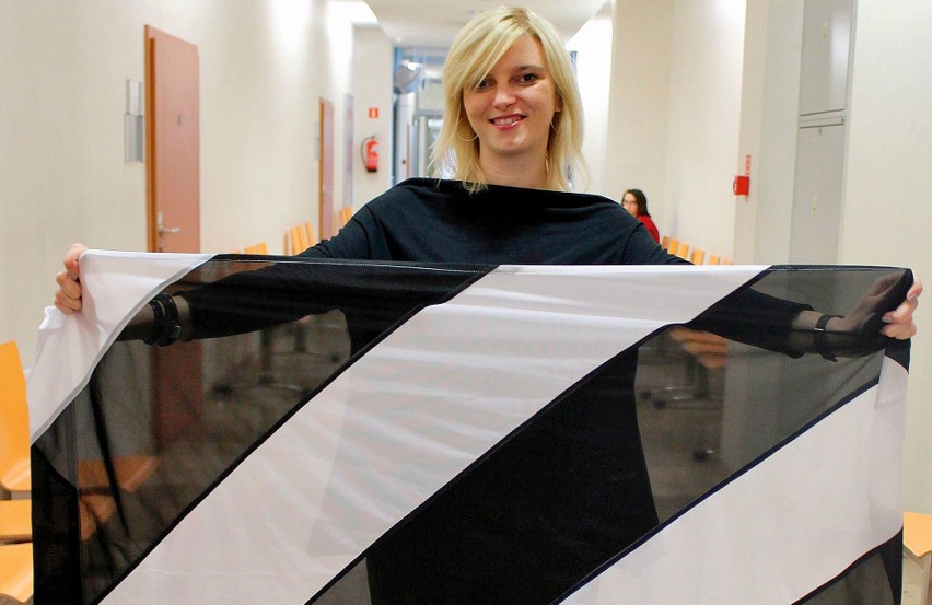 Flaga, którą otrzymała Sylwia Gawłowska.