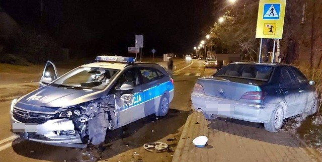 Pijany kierowca uderzył w radiowóz a potem auto potraciło policjanta. Do wypadku doszło w Występie.