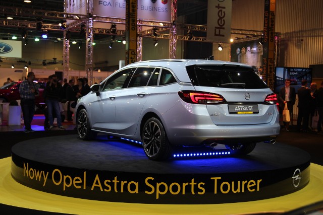Opel Astra STAstra ST (w zależności od wersji silnikowej) waży mniej nawet o 200 kg mniej od poprzedniczki. Wymiary pozostały praktycznie niezmienione, ale zwiększono pojemność bagażnika. Po złożeniu tylnej kanapy otrzymamy 1630 litrów pojemności, czyli o 80 litrów więcej, niż w poprzednim modelu. Powiększono również ilość miejsca nad głowami pasażerów.Fot. Motofakty.pl