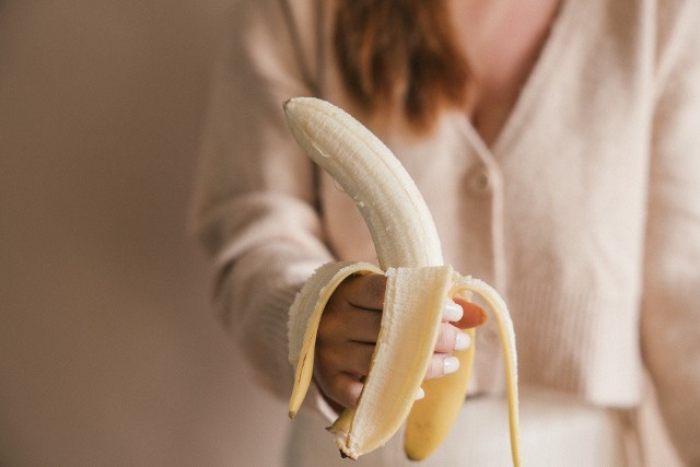 Pozytywne skutki jedzenie bananów Banany mają dużo witaminy B6 – chroni układ nerwowy