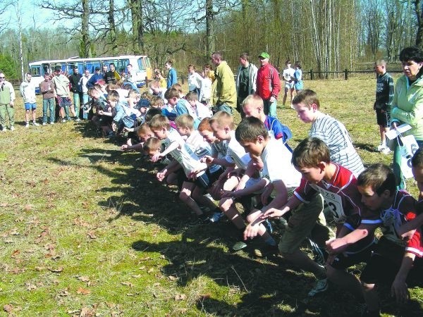 Na jubileuszowe, dziesiąte biegi przełajowe w Świnorojach stawiły się setki młodzieży szkolnej z całego powiatu