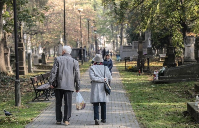 Dzień Wszystkich Świętych 2020: możliwe spore ochłodzenia i deszcze ze śniegiem