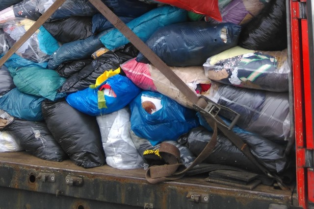 Funkcjonariusze zachodniopomorskiej Krajowej Administracji Skarbowej (KAS) zatrzymali samochód ciężarowy przewożący używaną, niesortowaną odzież z Niemiec