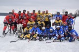 Widowiskowy mecz hokeja na lodzie na zalewie w Sielpi (WIDEO, ZDJĘCIA)