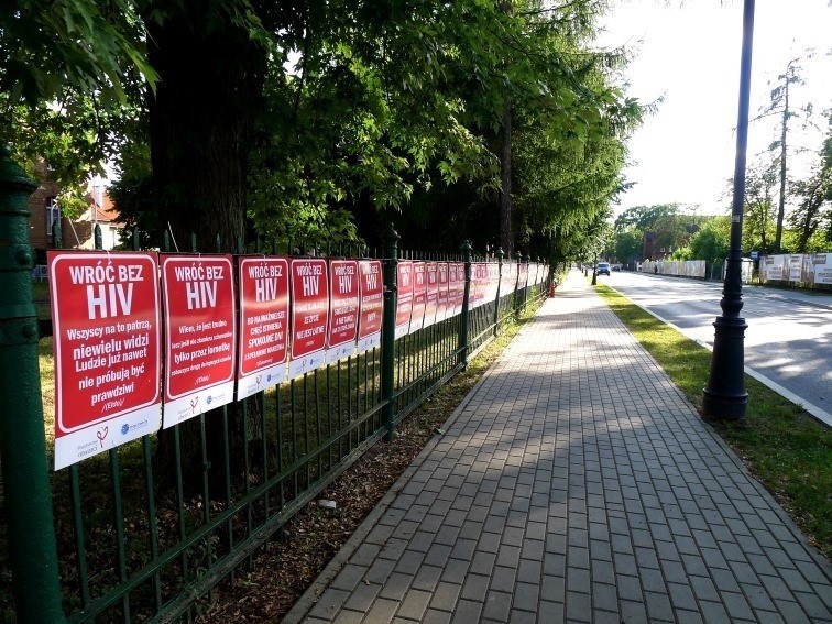W Ełku wywieszono tablice z hasłem "Wróć bez HIV". Mają...