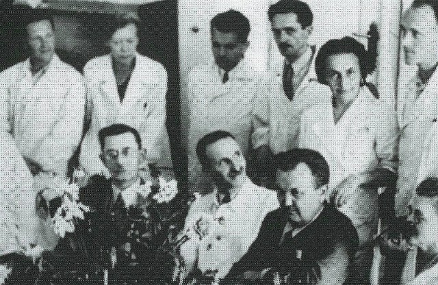 Polski zespół naukowy, badający pod kierunkiem dr. Jana Robla (siedzi w środku) przedmioty przywiezione z Katynia w 1943 r.