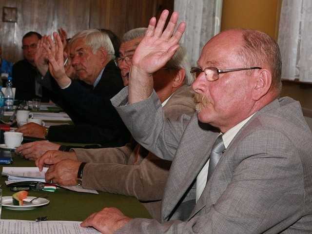 Starosta Grzegorz Gabryelski (na pierwszym planie z prawej) jest radny. Podczas głosowania podniósł rękę za udzieleniem absolutorium zarządowi, czyli także sobie.