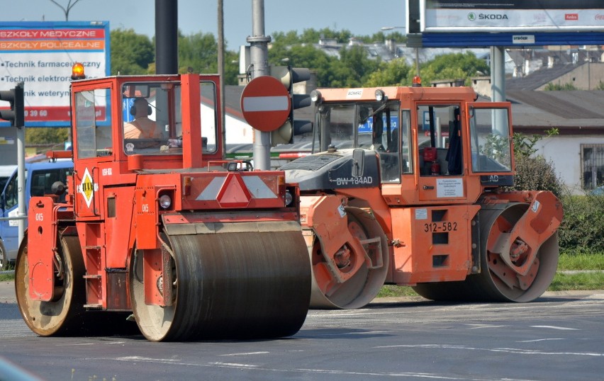 Trwają roboty al. Tysiąclecia. Drogowcy kładą asfalt, autobusy jeżdżą objazdami [ZDJĘCIA]