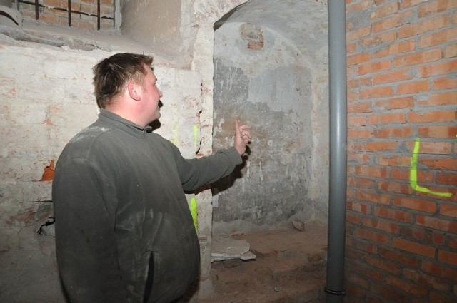Majster Krzysztof Sodkiewicz pokazuje odkryte wejście do baszty, nową ściankę po prawej stronie trzeba będzie zburzyć, aby odsłonić przejście. A tak wygląda wschodnia ściana zamku, gdzie niegdyś stała baszta.