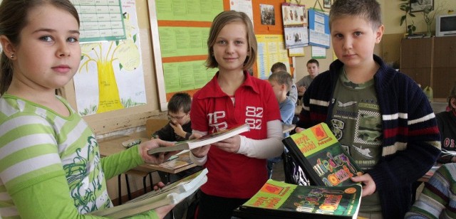 Kasia Wajda, Amelia Liszka i Marcin Kubrak z klasy IVd przyszli we wtorek do szkoły bez podręczników z języka polskiego. - Bo po co dźwigać, skoro w szkole na każdego czekają książki w szkolnej pracowni?