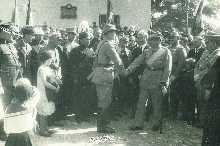 Marian Kuzior wita się z generałem Józefem Hallerem