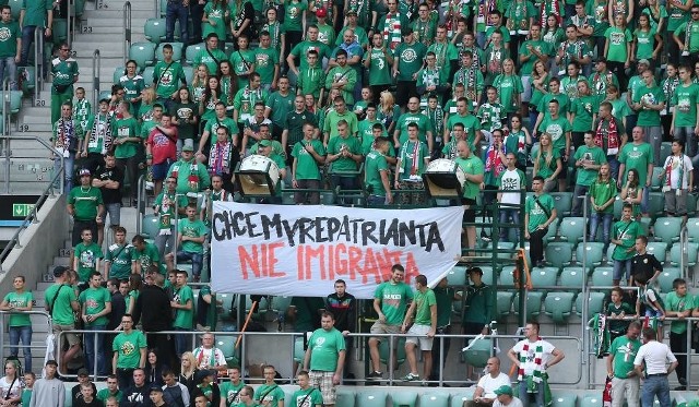 Kibice Śląska Wrocław na jednym z ligowych meczów protestowali przeciwko przyjęciu imigrantów