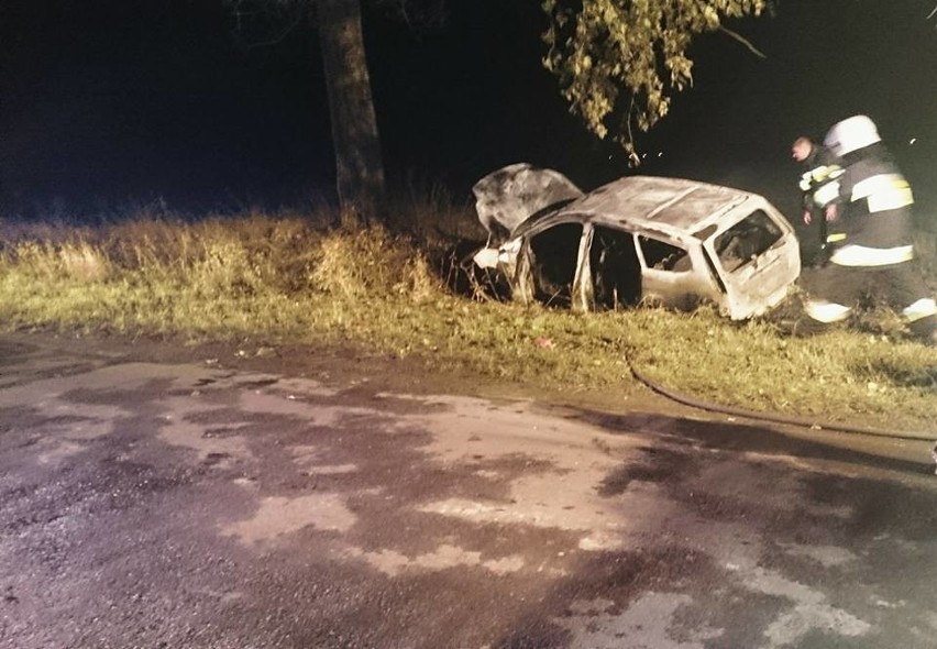 Wypadek pod Strzelinem. Samochód uderzył w drzewo i...