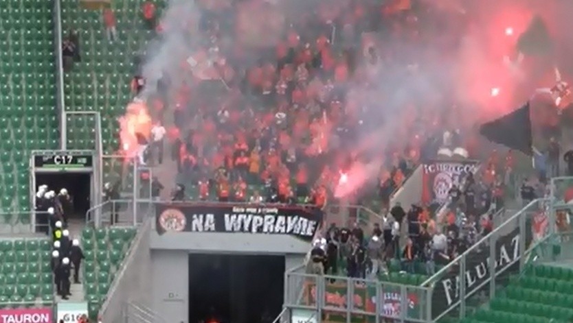 Wrocław: Płonący kibic na stadionie. Podpalił go ochroniarz [FILM]