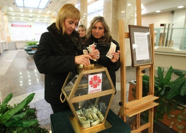 Skrzynka do zbiórki starych pieniędzy jest wystawiona w sali oddziału NBP przy ul. Starzyńskiego 1 w Szczecinie.