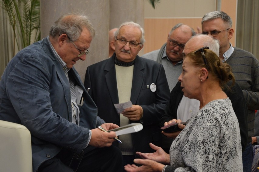 Adam Michnik znalazł przed spotkaniem chwilę na rozmowę i...