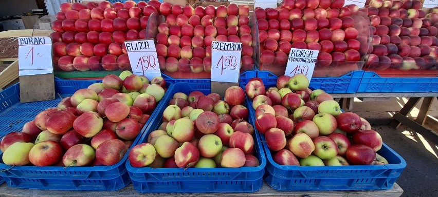 Bogactwo wyboru owoców i warzyw na targowisko w Kielcach...