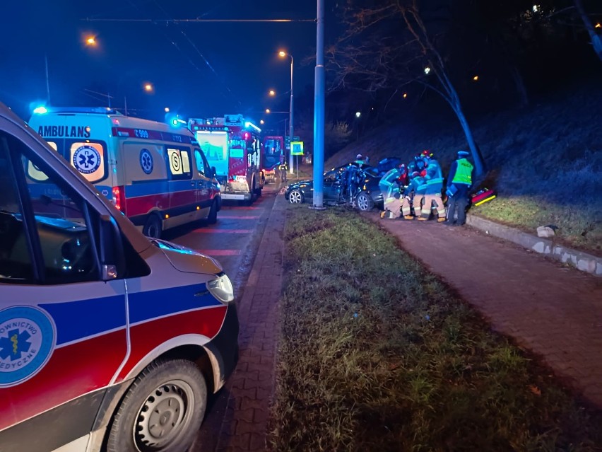 28-letni kierowca BMW uderzył w słup oświetleniowy. Prowadził pijany i bez prawa jazdy 