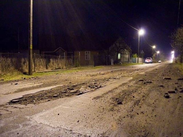 Przejazd drogą relacji Tarnobrzeg - Nowa Dęba, w miejscowości Miechocin utrudniały kawałki wypłukanego przez wodę z jezdni asfaltu.