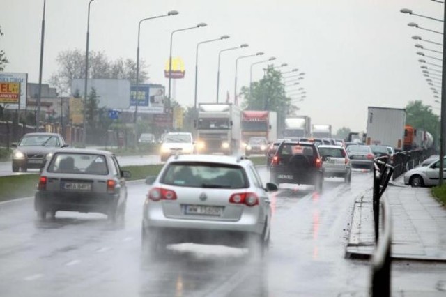 Większość kierowców, nie wspominając o pieszych, uważa, że w Polsce po miastach jeździ się za szybko. Ale jak siada za kierownicę, to i tak łamie przepisy