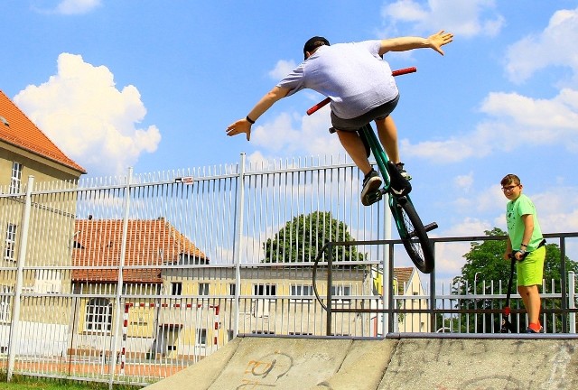 Mistrzowie skateparku dali pokaz umiejętności i bezpiecznych zachowań