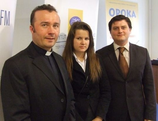 Ola wraz z opiekunem, księdzem Piotrem Popisem z parafii św. Barbary w Pionkach.