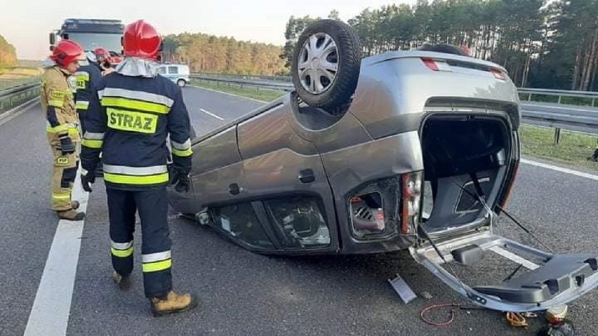 Samochodem osobowym, który dachował na S3 podróżowało...