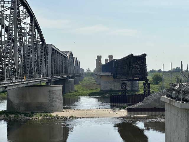 Dzisiaj (9.11.2023 r.) około godziny 11.30 policja oraz Służba Ochrony Kolei zostały zaalarmowane o pakunku przytwierdzonym do filara czynnego mostu kolejowego w Tczewie.