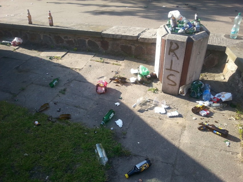 Juwenalia Politechniki Łódzkiej 2015. Śmieci i potłuczone butelki przy hali MOSiR [ZDJĘCIA, FILM]