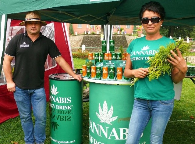 Jacek Wachal, prezes firmy zajmującej się dystrybucją napoju energetycznego Cannabis, zawierającego wyciąg z konopi, wraz z żoną Anetą prezentują napoje.