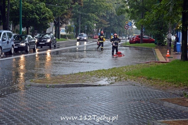 Oberwanie chmury w Tychach spowodowało liczne zalania i...