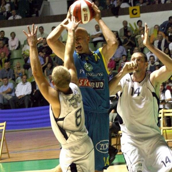 Występ Krzysztofa Zycha (z piłką) w dzisiejszym meczu koszykarzy Siarki Tarnobrzeg z Zastalem Zielona Góra stoi pod dużym znakiem zapytania.