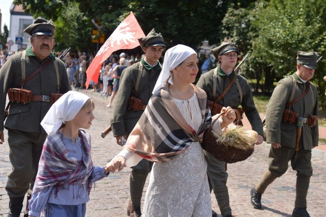 Kto chce poznać to, co najlepsze z historii i teraźniejszości ziemi tucholskiej, winien zobaczyć Historyczny Pochód Borowiaków. To wyśmienity pomysł na zaprezentowanie dorobku miasta i regionu.Obok tak spektakularnego widowiska podczas 60. Dni Borów Tucholskich działy się inne interesujące rzeczy.  Wielu przyciągnął Dzień Folkloru Borowiackiego, innych stoiska z wiktuałami.  Sporo gości uświetniło jubileusz festiwalu muzyki myśliwskiej. Tucholanie uhonorowali także swoją patronkę św. Małgorzatę. Zgodnie z  tradycją po uroczystej mszy św. piekarze rozdawali specjalny chleb. A skoro mowa o tej profesji - tucholska piekarnia i cukiernia Zakryś  świętowała swe  stulecie istnienia. No i koncerty! Na scenie wystąpiły m.in. Brathanki,  Layo i Kult.