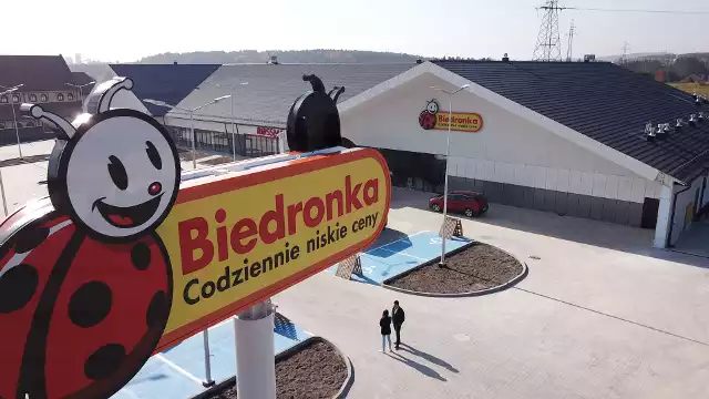 Zakończono już budowę sklepów takich sieci jak Biedronka (będzie największa w województwie), Pepco oraz Rossmann. Przed centrum powstał parking na 120 samochodów.