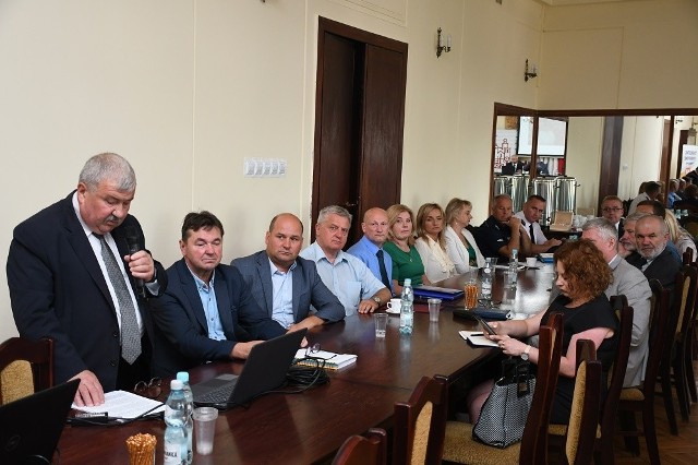 Starosta Jacek Kobyłka (pierwszy z lewej) zapowiedział, że dane z raportu zostaną zweryfikowane