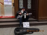 Gra na gitarze i śpiewa. Pan Dariusz od 5 lat pojawia się na toruńskich ulicach