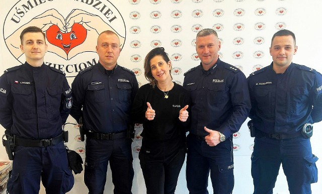 Policjanci z komisariatu w Pakości na czele ze swoim komendantem Maciejem Wiśniewskim wsparli bydgoskie Stowarzyszenie Uśmiech Nadziei Dzieciom