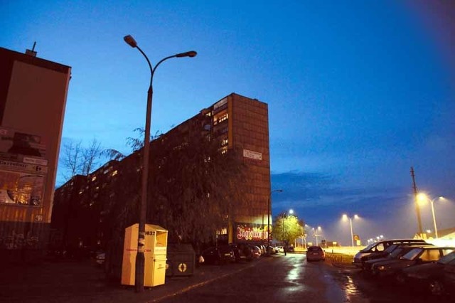 Na parkingu jest ciemno od czasu, gdy na ulicy Berlinga Zakład Energetyczny wymienił stare latarnie na nowe.  Okazało się, że jest tu problem z zasilaniem i łączami. Do końca tygodnia powinny już świecić się wszystkie lampy.