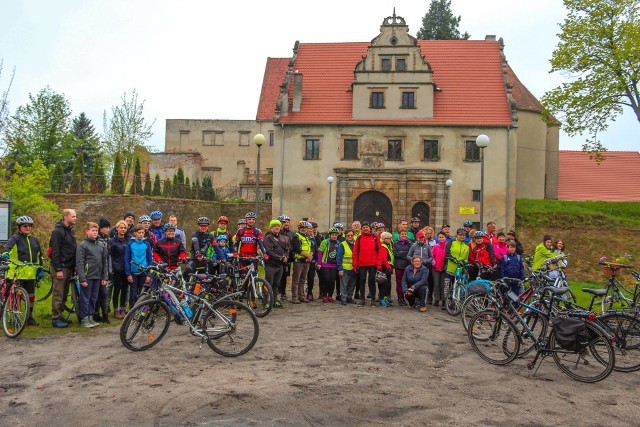 Uczestnicy rajdu przed bramą do zamku w Siedlisku