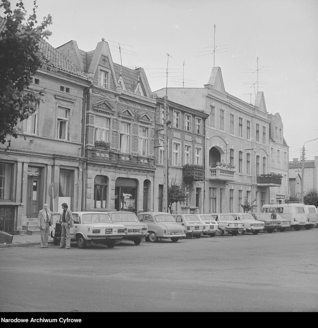 Zobacz w galerii jakimi samochodami jeździli nasi rodzice i dziadkowie. Na zdjęciu od lewej: Fiat 125 p, Wartburg 353, Syrena 104, Fiat 126 p, Fiat 126 p, Zaporożec ZAZ-968, Skoda 100. Od prawej dwa samochody Nysa. Zdjęcie zostało zrobione w 1980 roku w Golubiu-Dobrzyniu