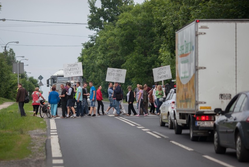 Protest mieszkańców Nowosolnej. Zablokowali Brzezińską i Pomorską [ZDJĘCIA+FILM]