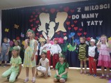 Dzieci z przedszkola w Woli Kopcowej pięknie wystąpiły dla rodziców. Wszystko "Z miłości do mamy i taty" [ZDJĘCIA]