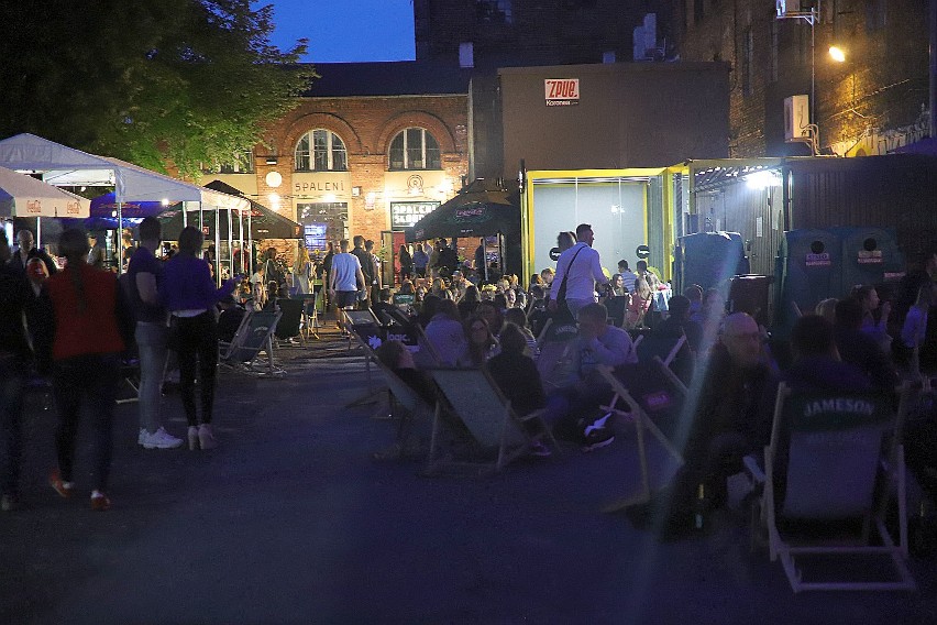 Kluby i dyskoteki przy ulicy Piotrkowskiej znów działają. Tłumy łodzian wykorzystały gorącą noc, żeby się zabawić.