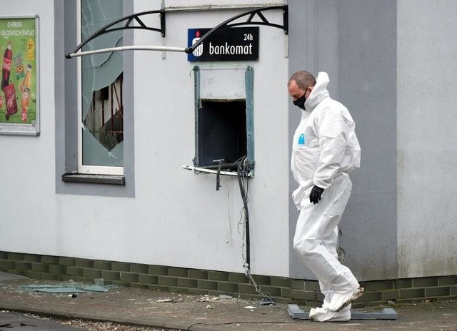 Dwa napady na bankomat w kr&oacute;tkim czasie. Policja szuka świadk&oacute;w.