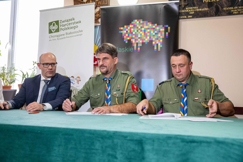 Umowę podpisali marszałek Artur Kosicki (na zdj. z lewej), a...